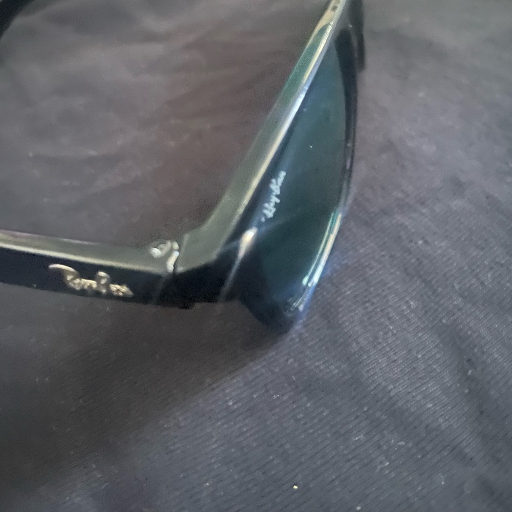 PRICE DROP!!  Ray-Ban Classic Unisex Wayfarer Sunglasses - Picture 2 of 5